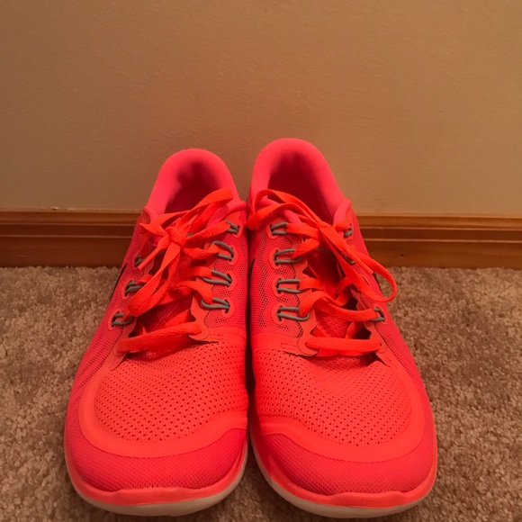 Neon pink nike running shoes - Picture 2 of 2